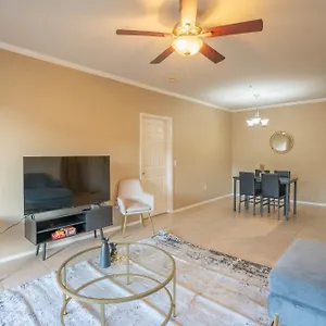 Apartment Modern 2br Oasis Pool, Gym & Parking Near Airport 